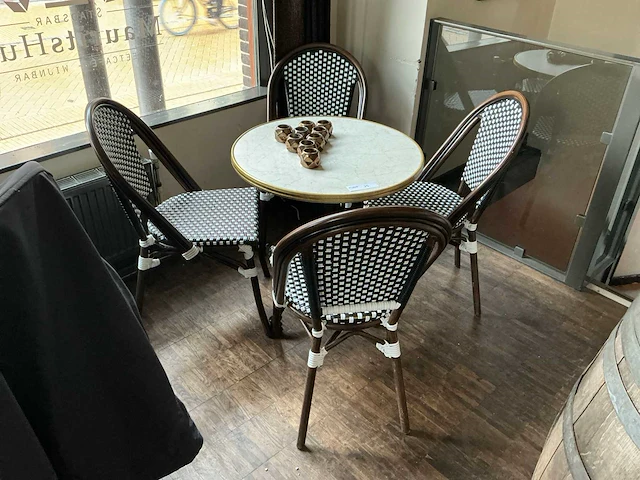 Restauranttafel met stoelen - afbeelding 1 van  3