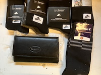 Restje sokken en portemonnee - afbeelding 1 van  3