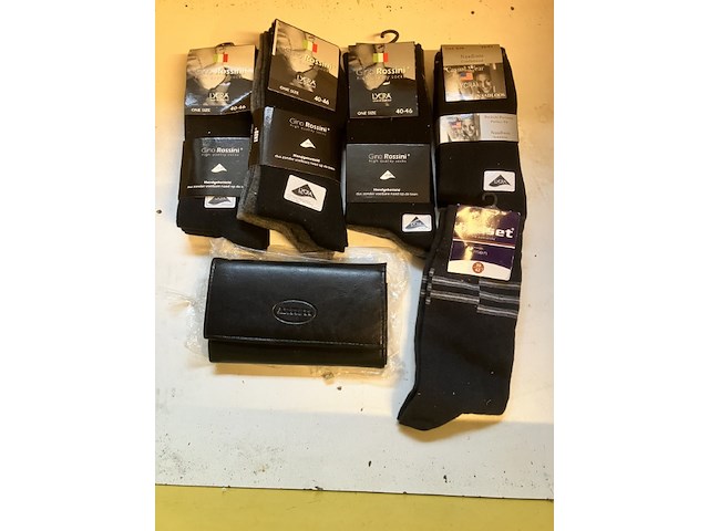 Restje sokken en portemonnee - afbeelding 2 van  3