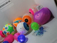 Restparij speelgoed ruim 14 stuks oa ballen - afbeelding 7 van  7