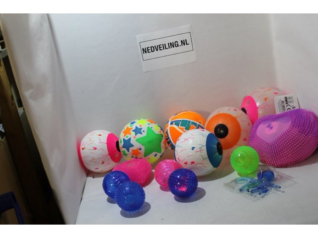 Restparij speelgoed ruim 14 stuks oa ballen - afbeelding 1 van  7