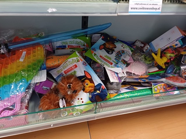 Restpartij speelgoed van winkel 15 stuks mix geleverd a - afbeelding 2 van  11