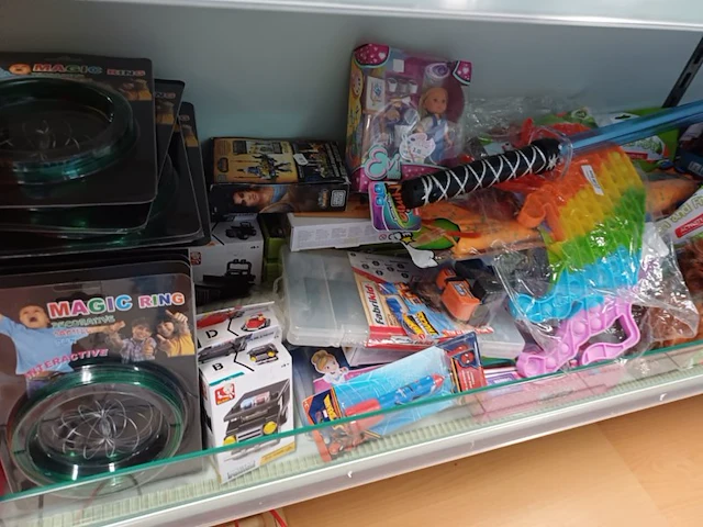 Restpartij speelgoed van winkel 15 stuks mix geleverd - afbeelding 8 van  11