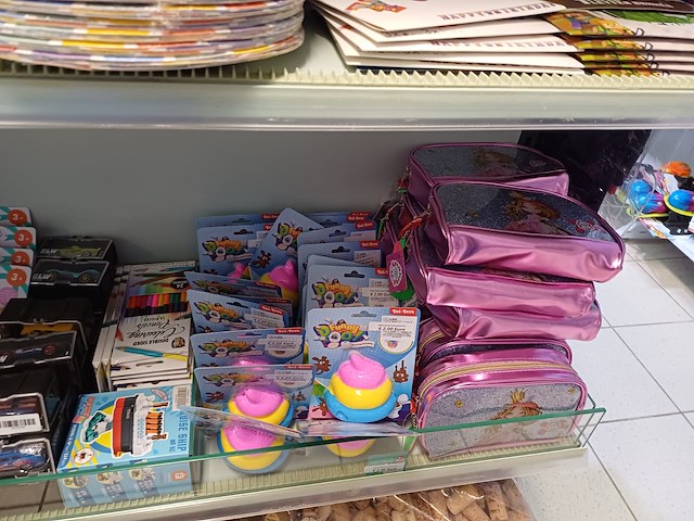 Restpartij speelgoed van winkel 15 stuks mix geleverd - afbeelding 10 van  11