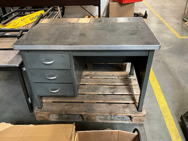 Retro staal bureau - afbeelding 1 van  2