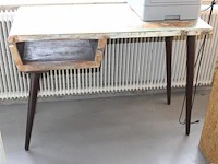 Retro werktafel met opbergvak. afmeting 110 x 51 x 81 cm.