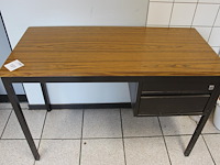 Retro werktafeltje met vaste lade. afmeting 110 x 50 x 77 cm.