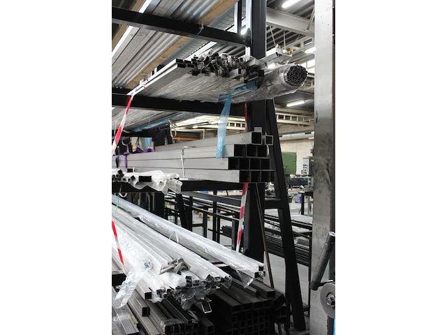 Rfs kokers op drie draagarm waaronder 80 x 80, 40 x 40 en 40 x 20 mm, totaal circa 200 kokers - afbeelding 2 van  2