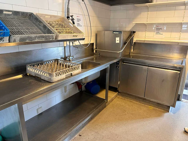 Rhima wd6 korvenvaatwasmachine met aan- en afvoertafel - afbeelding 1 van  7