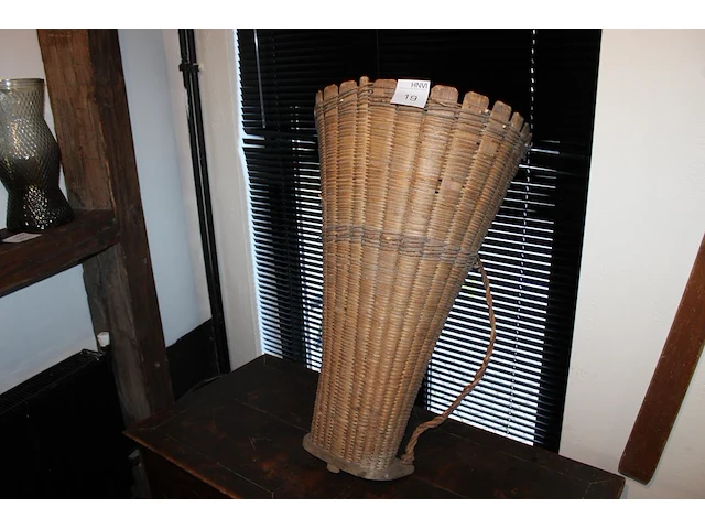 Rieten plukmand, vermoedelijk antiek. hoogte 89cm. - afbeelding 1 van  2