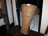 Rieten plukmand, vermoedelijk antiek. hoogte 89cm. - afbeelding 1 van  2
