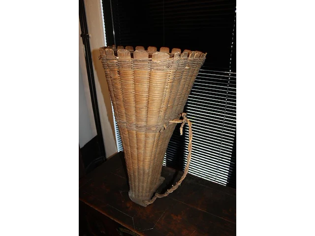 Rieten plukmand, vermoedelijk antiek. hoogte 89cm. - afbeelding 2 van  2