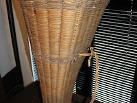 Rieten plukmand, vermoedelijk antiek. hoogte 89cm. - afbeelding 2 van  2