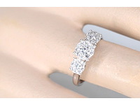 Ring met drie chatons van diamanten 0.75 carat - afbeelding 2 van  6