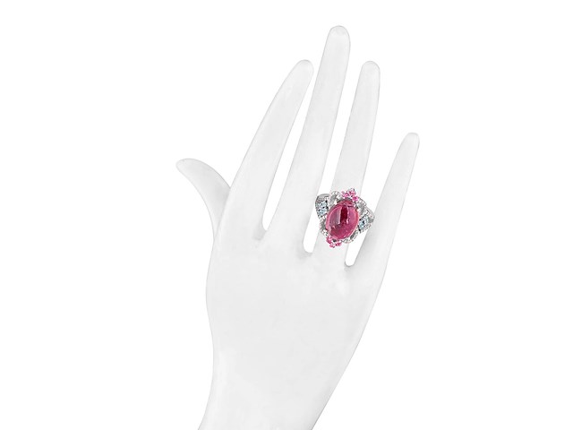 Ring met een grote donkerroze toermalijn blauwe topazen en natuurlijke diamanten - afbeelding 2 van  6