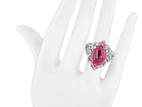 Ring met een grote donkerroze toermalijn blauwe topazen en natuurlijke diamanten - afbeelding 2 van  6