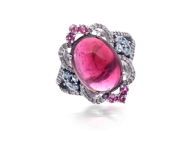 Ring met een grote donkerroze toermalijn blauwe topazen en natuurlijke diamanten - afbeelding 3 van  6