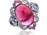 Ring met een grote donkerroze toermalijn blauwe topazen en natuurlijke diamanten - afbeelding 3 van  6