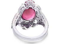 Ring met een grote donkerroze toermalijn blauwe topazen en natuurlijke diamanten - afbeelding 4 van  6