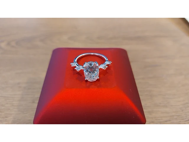 Ring met ovaal en briljanten - afbeelding 1 van  3