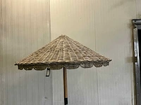 Riviera maison rieten parasol met voet - afbeelding 2 van  5