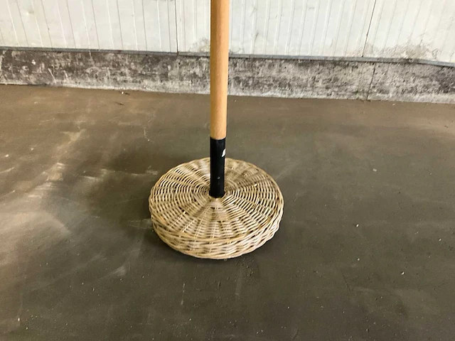 Riviera maison rieten parasol met voet - afbeelding 4 van  5
