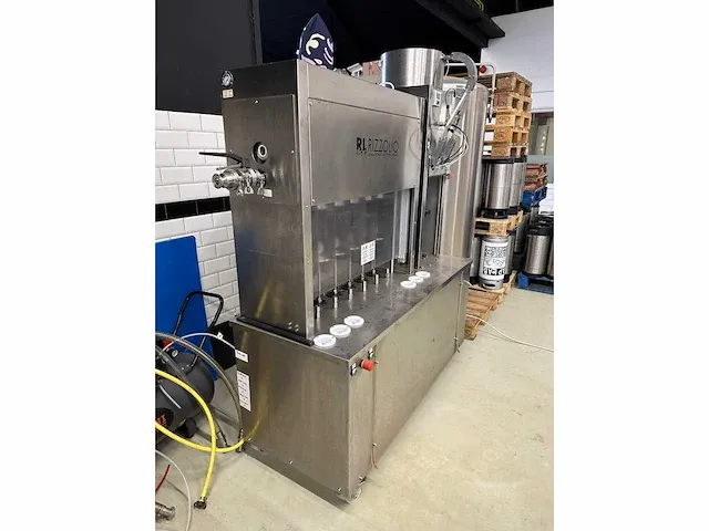Rizzolio ic filling systems - 662 compact block - rvs flessen vulmachine met dopsluiter - 2016 - afbeelding 4 van  10