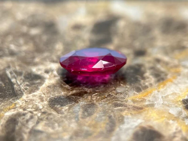Robijn - 2.56 carat echte natuurlijke robijn - afbeelding 2 van  5