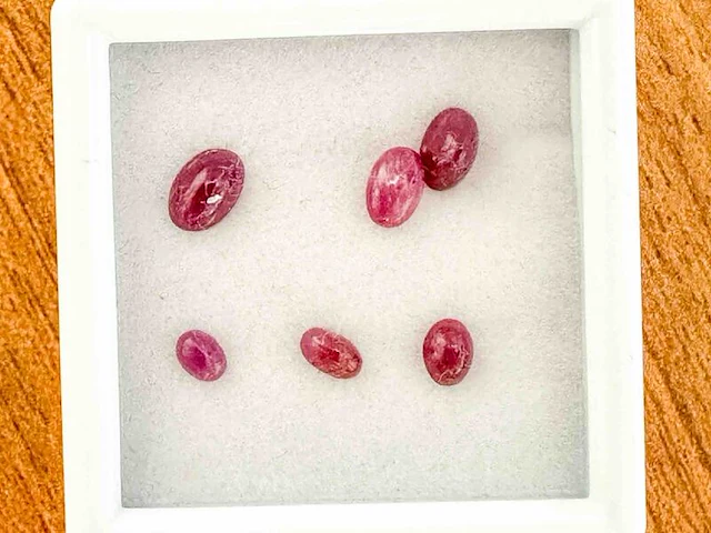 Robijn - 3.20 carat natuurlijke cabochon robijn - afbeelding 1 van  2