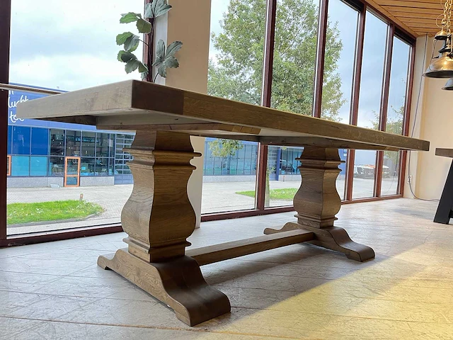 Robuuste houten eetkamertafel - afbeelding 1 van  6