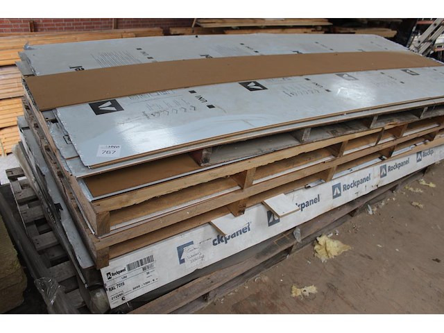 Rockpanel platen in diverse kleuren op pallet. 5 hele platen en zaagstukken. - afbeelding 1 van  2