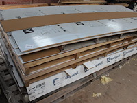 Rockpanel platen in diverse kleuren op pallet. 5 hele platen en zaagstukken. - afbeelding 1 van  2