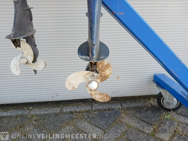 Roeiboot/visboot met trailer en 2 buitenboord motoren, blauw - afbeelding 31 van  43