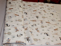 Rol stof 1 rol wit poesjes 148 breed 110 gr 11 meter - afbeelding 1 van  5