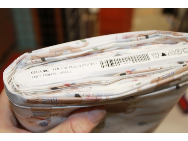 Rol stof 1 rol wit poesjes 148 breed 110 gr 11 meter - afbeelding 5 van  5