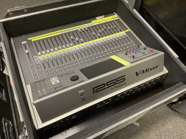 Roland v-mixer digital mixing console - afbeelding 3 van  5