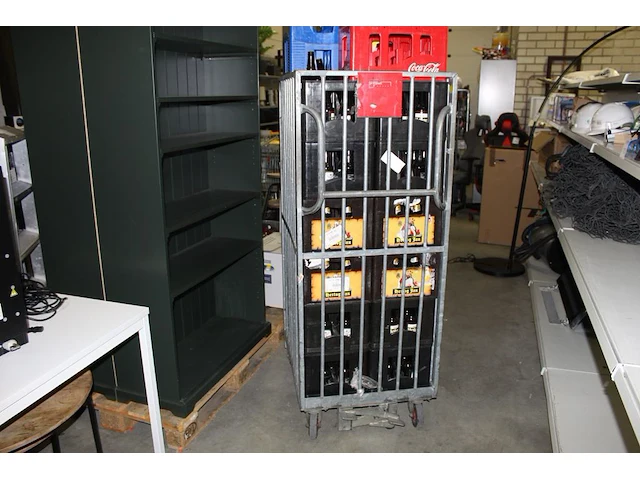 Rolcontainer gevuld met statiegeld, 24 kratten gevuld met lege bierflessen en 9 lege kratten. margeproduct - afbeelding 1 van  3