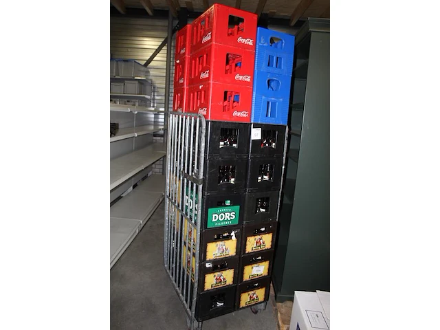 Rolcontainer gevuld met statiegeld, 24 kratten gevuld met lege bierflessen en 9 lege kratten. margeproduct - afbeelding 2 van  3