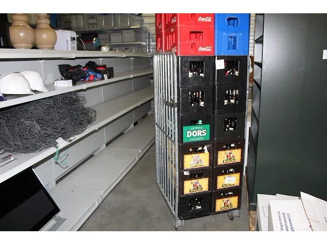 Rolcontainer gevuld met statiegeld, 24 kratten gevuld met lege bierflessen en 9 lege kratten. margeproduct - afbeelding 3 van  3