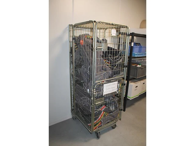 Rolcontainer gevuld met verhuisdekens. - afbeelding 2 van  3
