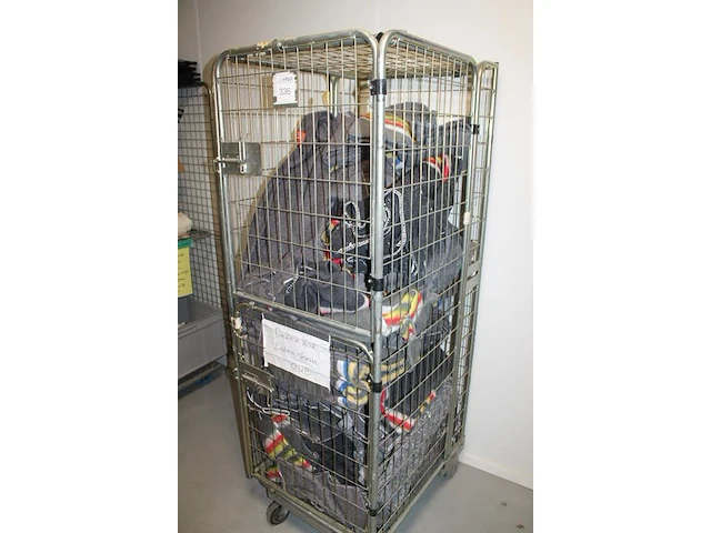 Rolcontainer gevuld met verhuisdekens. - afbeelding 3 van  3