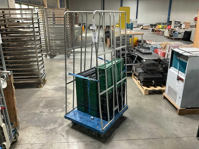 Rolcontainer inclusief kratten - afbeelding 1 van  5