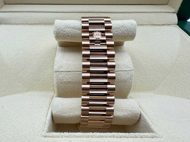 Rolex day-date 40 228235 | olive dial | 2025 | new - afbeelding 8 van  12