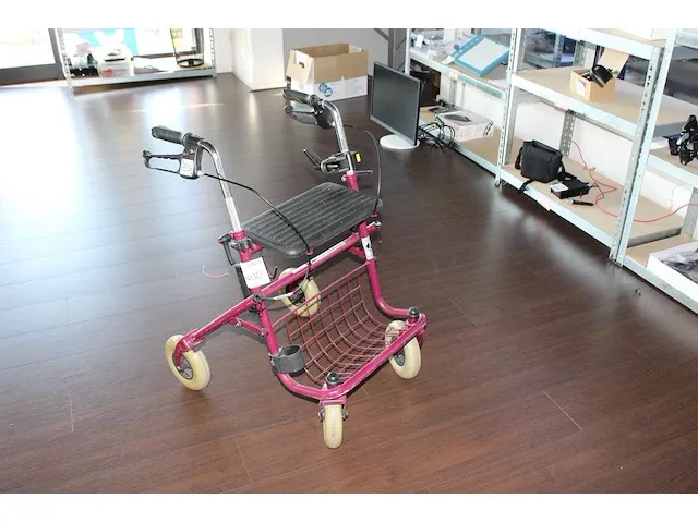 Rollator met wandelstokhouder. let op! een handrem defect. - afbeelding 1 van  2