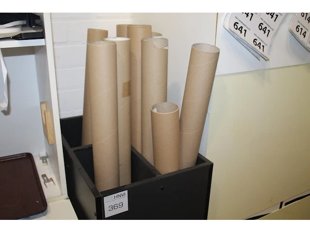 Rollenhouder met vier vakken en enkele kartonnen kokers. afmeting 40 x 60 x 93 cm - afbeelding 1 van  2