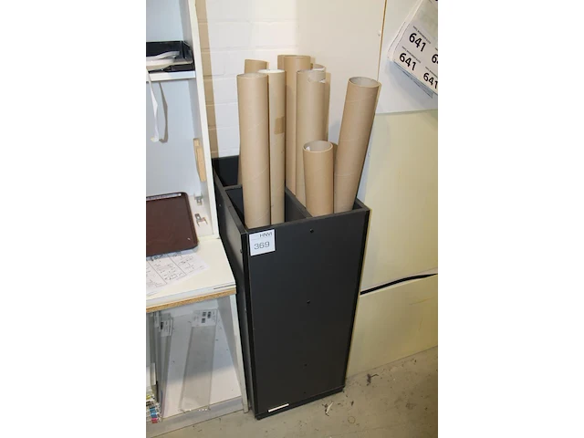 Rollenhouder met vier vakken en enkele kartonnen kokers. afmeting 40 x 60 x 93 cm - afbeelding 2 van  2