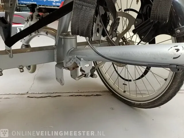 Rolstoelfiets van raam, o'pair² - afbeelding 8 van  9