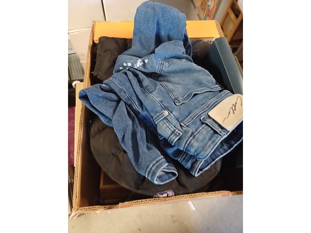 Rommelmarkt bananedoos vol - afbeelding 3 van  5