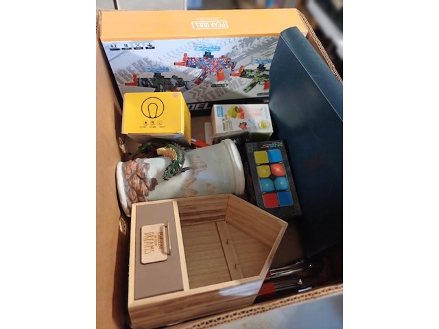 Rommelmarkt bananedoos vol - afbeelding 4 van  5