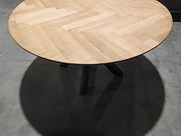 Ronde eiken eettafel – 140 cm – visgraat blad met stalen poot, eiken, 2024 - afbeelding 2 van  6